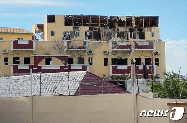 본문 이미지 - 소말리아의 수도 모가디슈에서 지난 19일(현지시간) 밤 이슬람 무장 세력이 한 호텔에 난입해 최소 20명이 사망했다. ⓒ 로이터=뉴스1 ⓒ News1 이유진 기자