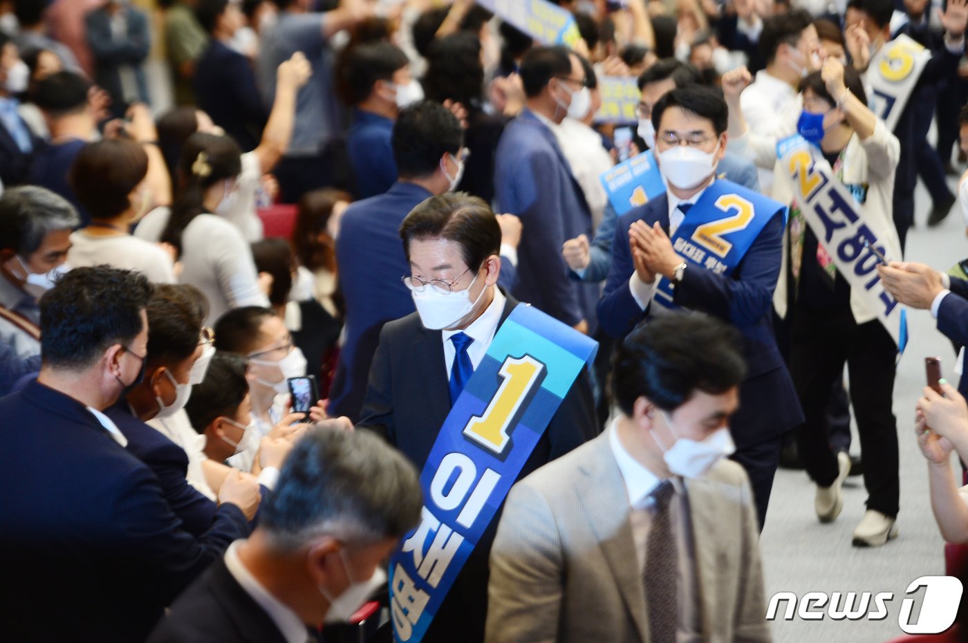 이재명·박용진 더불어민주당 당대표 후보와 최고위원 후보들이 21일 오후 광주 김대중컨벤션센터에서 열린 광주지역 합동연설회에 참석하고 있다.2022.8.21/뉴스1 ⓒ News1 박준배 기자