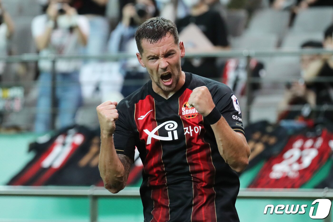 본문 이미지 - FC서울 일류첸코가 21일 서울 마포구 상암동 서울월드컵경기장에서 열린 프로축구 '하나원큐 K리그1 2022' 24라운드 성남FC와의 경기에서 선제골을 성공시킨뒤 세리머니를 하고 있다. 2022.8.21/뉴스1 ⓒ News1 이광호 기자