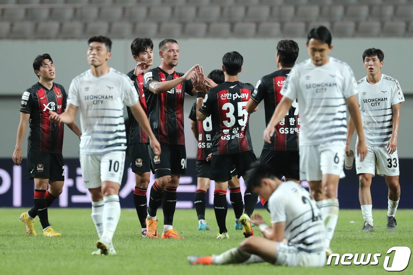 본문 이미지 - 21일 서울 마포구 상암동 서울월드컵경기장에서 열린 프로축구 '하나원큐 K리그1 2022' 24라운드 FC서울과 성남FC의 경기에서 2대 0으로 승리한 FC서울 선수들이 기쁨을 니누고 있다. 2022.8.21/뉴스1 ⓒ News1 이광호 기자