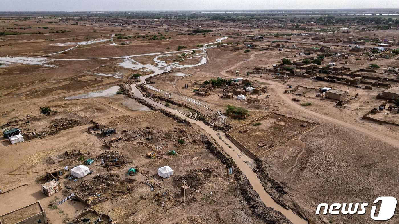 (메이클랩 AFP=뉴스1) 손승환 기자 = 19일(현지시간) 수단 나일강 인근 메이클랩 마을에 홍수의 여파로 건물이 무너지고 대피소가 설치돼 있다.  6~10월이 우기인 수단에서는 …
