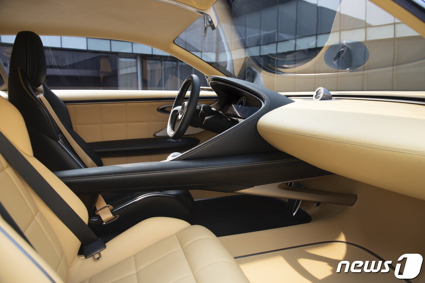 본문 이미지 - 제네시스가 지난해 미국 캘리포니아주 페블비치골프 링크스에서 열린 페블비치 콩쿠르델레강스에 전기차 콘셉트 ‘엑스 스피디움 쿠페를 전시하며 내장 디자인을 처음으로 공개했다. (제네시스 제공) 2022.8.22/뉴스1