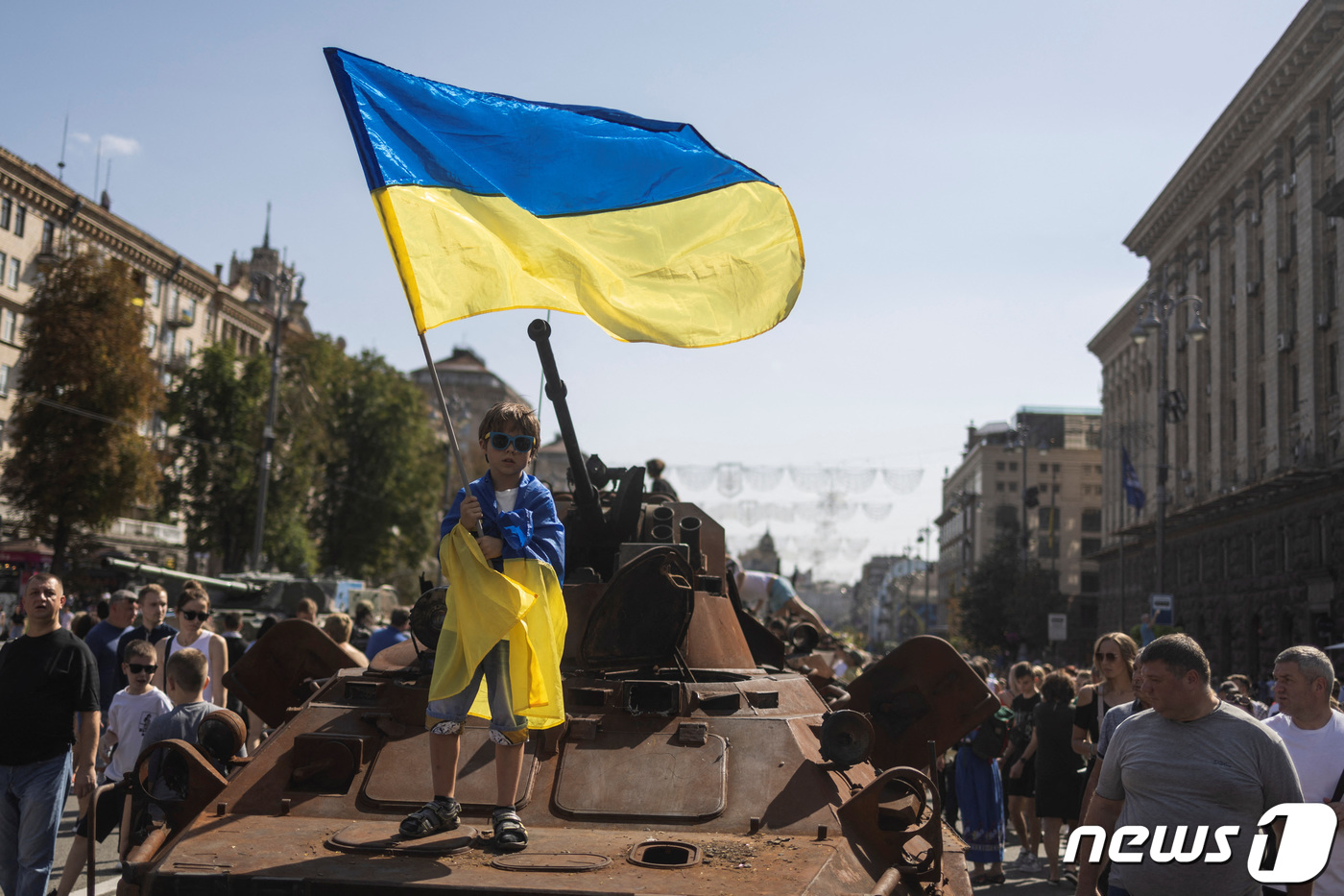 (키이우 로이터=뉴스1) 손승환 기자 = 21일(현지시간) 우크라이나 키이우에서 시민들이 거리에 전시된 러시아군 전차를 구경하고 있다. 오는 24일은 우크라이나의 독립 기념일이다. …