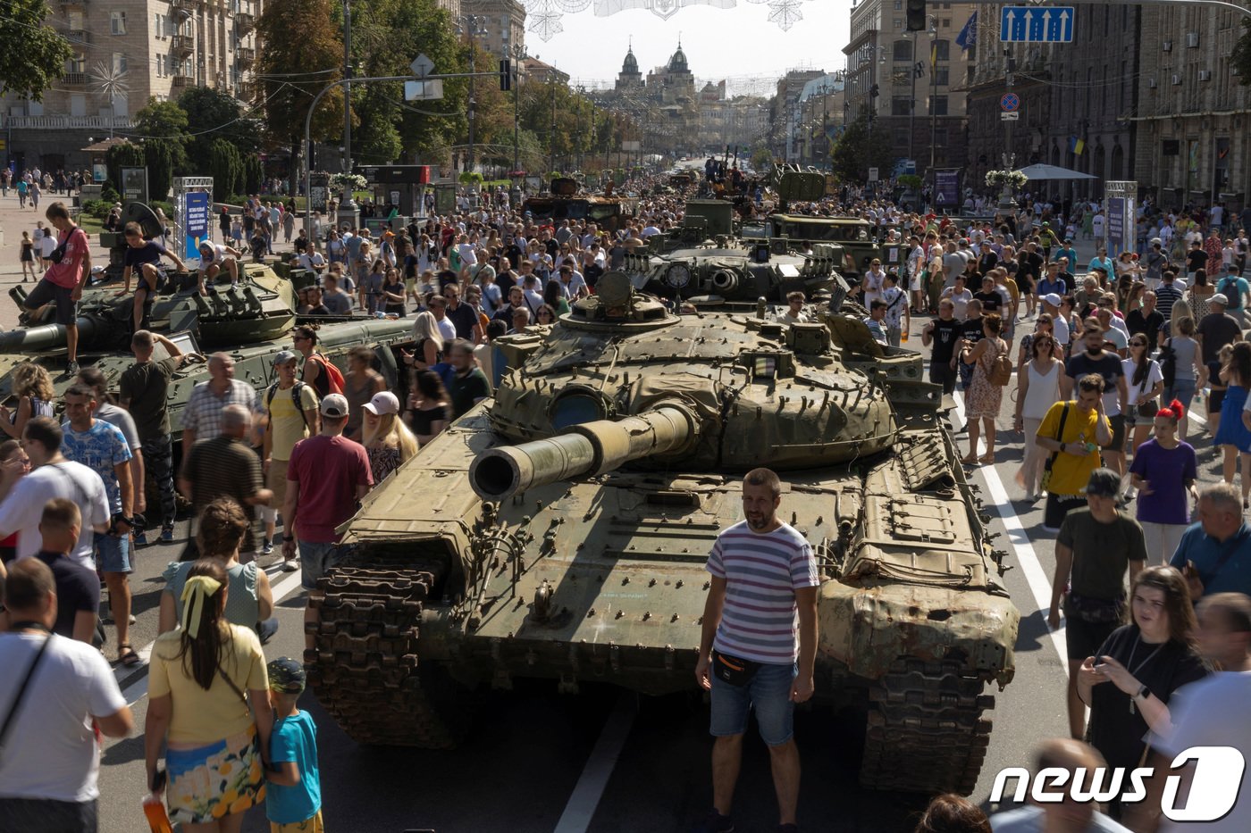 본문 이미지 - 21일&#40;현지시간&#41; 독립 기념일을 맞아 우크라이나 수도 키이우 거리에 파괴된 러시아 군 무기와 군사 장비 전시회에 시민들이 북적이고 있다. ⓒ 로이터=뉴스1 ⓒ News1 우동명 기자
