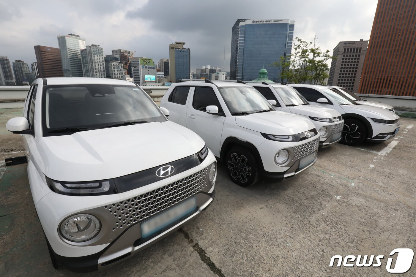 본문 이미지 -  서울역 옥외주차장에 대기 중인 쏘카. 2022.8.22 ⓒ 뉴스1 이성철 기자