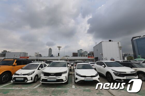  22일 서울역 옥외주차장에 대기 중인 쏘카. 2022.8.22/뉴스1 © News1 이성철 기자