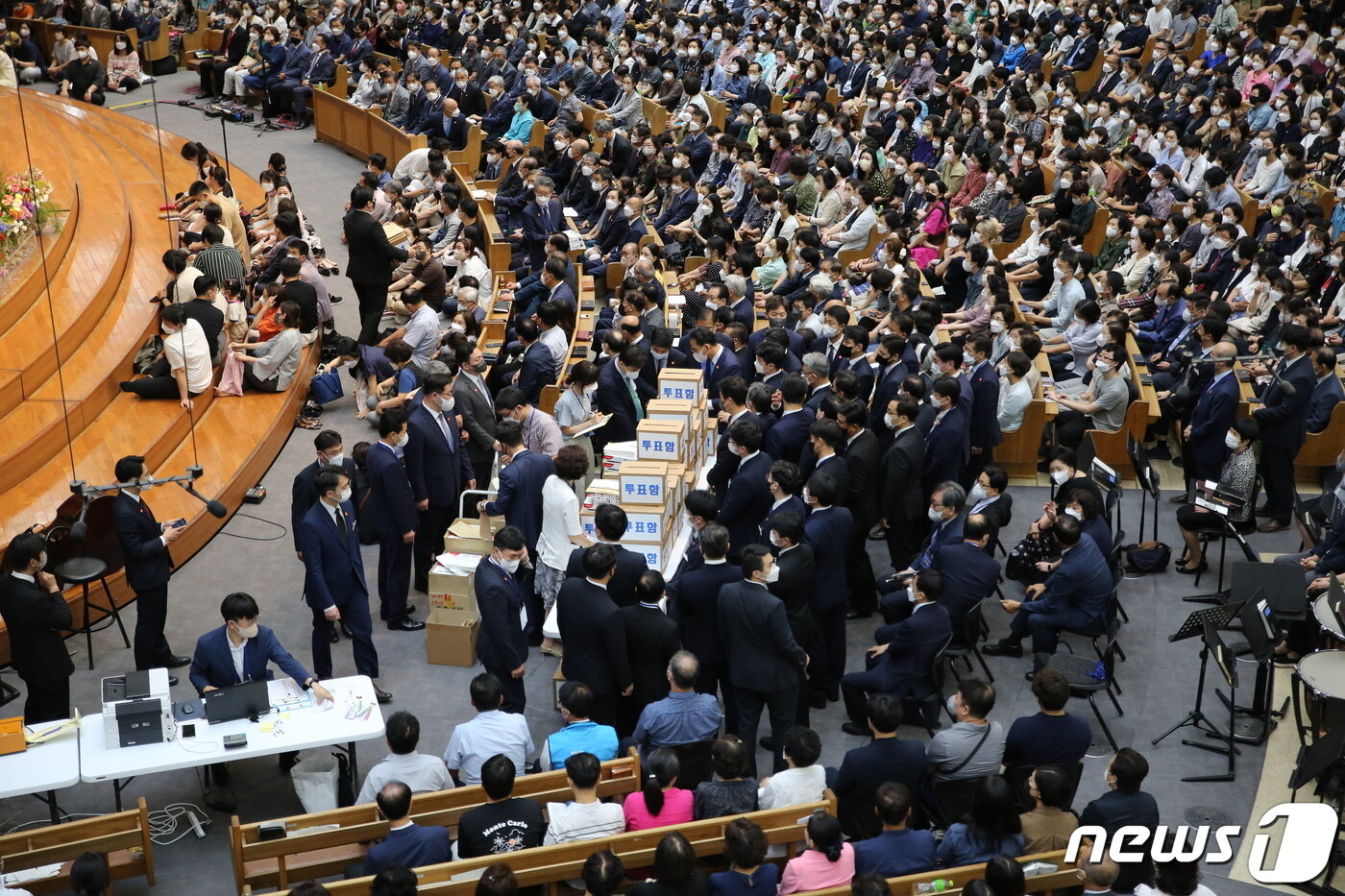 본문 이미지 - 명성교회 공동의회 투표현장(제공 명성교회)