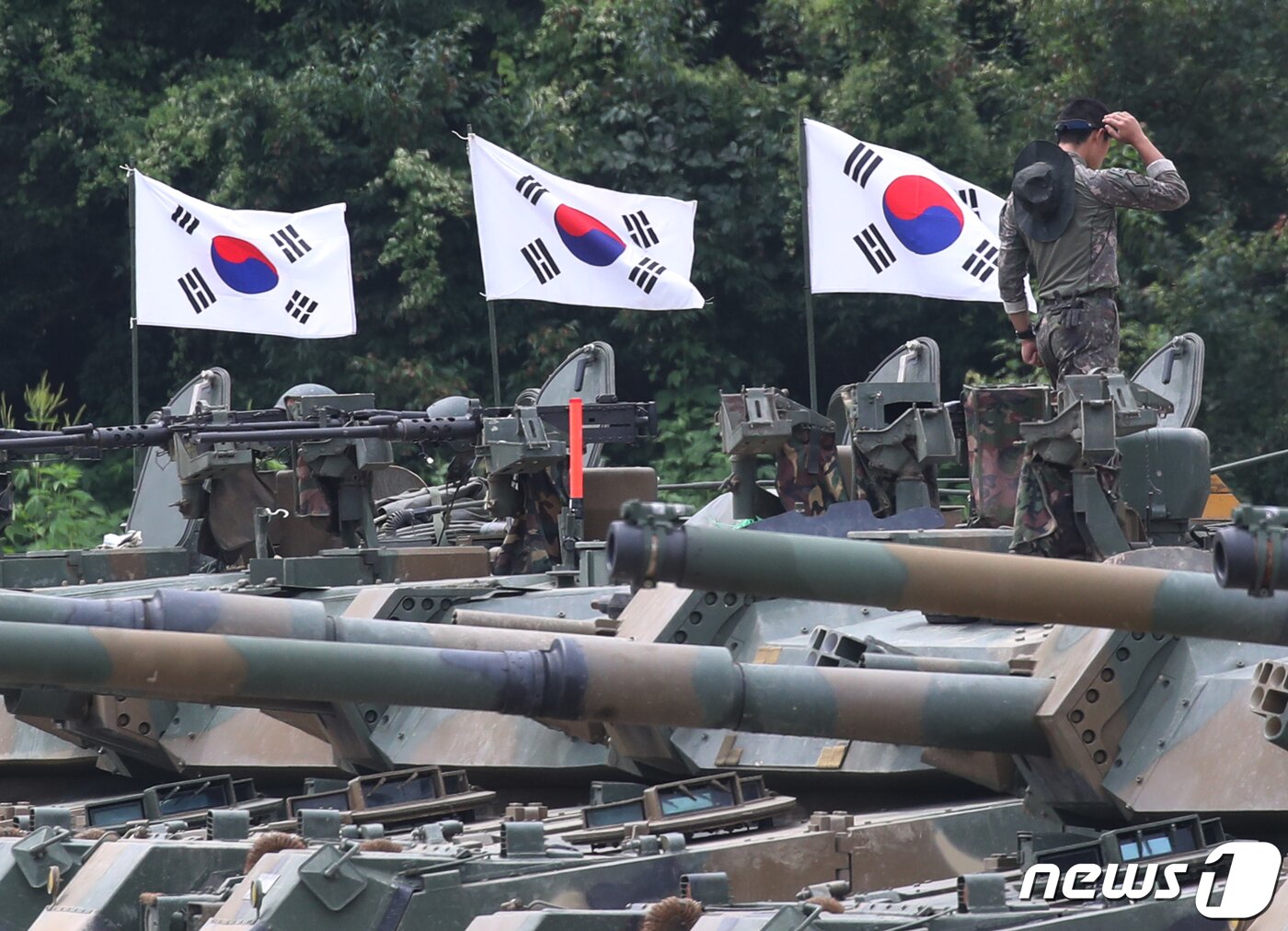 본문 이미지 - 한미연합연습 '을지 자유의 방패(UFS·을지프리덤실드)'가 실시된 22일 경기 파주시 접경지역의 한 훈련장에서 도열된 전차 위에 태극기 바람에 휘날리고 있다. 2022.8.22/뉴스1 ⓒ News1 송원영 기자