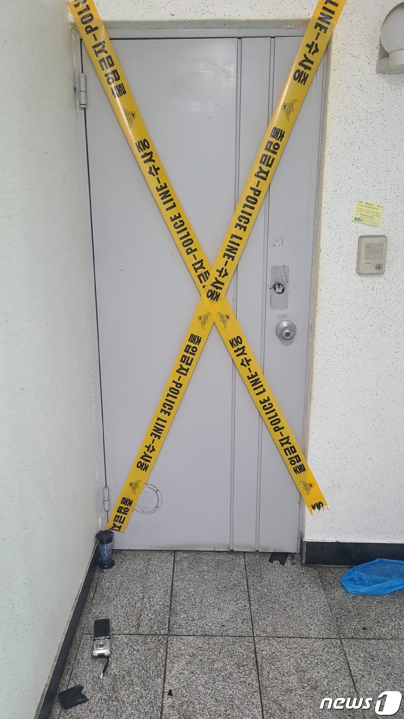 본문 이미지 - 숨진 세 모녀가 발견된 수원시 권선구 한 연립주택에 경찰이 설치한 폴리스라인 테이프가 보이고 있다. 2022.8.22/뉴스1 ⓒ News1 최대호 기자