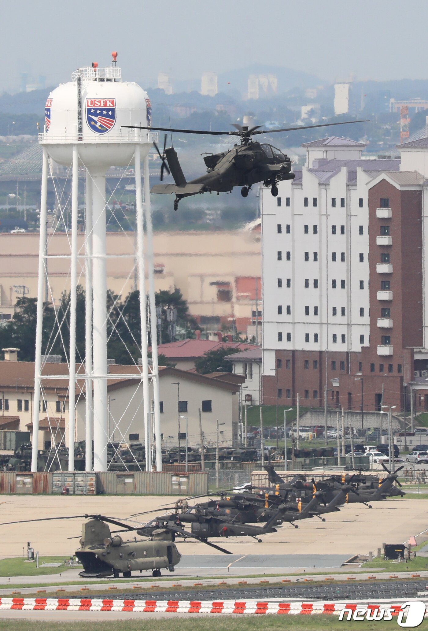 본문 이미지 - 올해 후반기 한미연합연습 '을지 자유의 방패'(UFS·을지프리덤실드)가 시작한 22일 경기 평택시 팽성읍 주한미군 캠프 험프리스에서 헬기가 비행을 하고 있다. 한미 양국 군은 지난 16~19일 나흘 간 이번 UFS의 사전연습 격인 위기관리연습을 실시한 데 이어 22일부터 내달 1일까지 UFS 본연습을 1부와 2부로 나눠 진행한다. 2022.8.22/뉴스1 ⓒ News1 김영운 기자