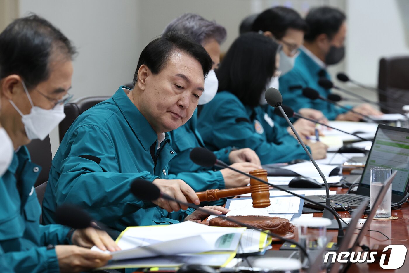 본문 이미지 - 윤석열 대통령이 22일 오전 용산 대통령실 청사에서 을지 국무회의를 첫 주재하며 개회를 알리는 의사봉을 두드리고 있다. (대통령실 제공) 2022.8.22/뉴스1 ⓒ News1 오대일 기자