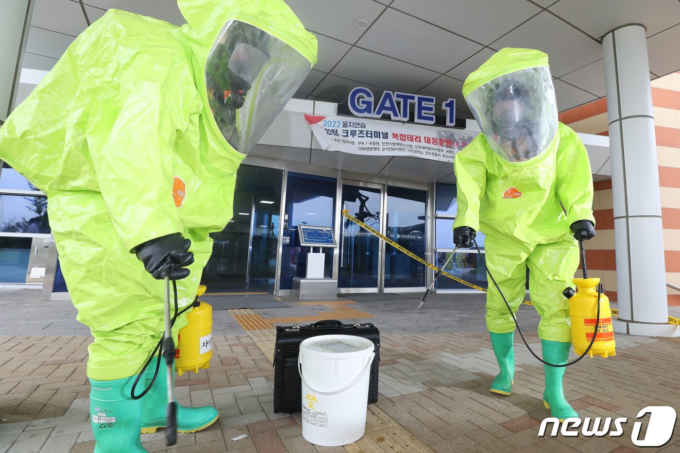 본문 이미지 - 22일 오후 인천광역시 연수구 인천항 크루즈터미널에서 열린 민·관·군·경 합동으로 열린 을지연습 복합테러 대응 훈련에서 군 관계자들이 화학테러에 대응하고 있다. 2022.8.22/뉴스1 ⓒ News1 임세영 기자