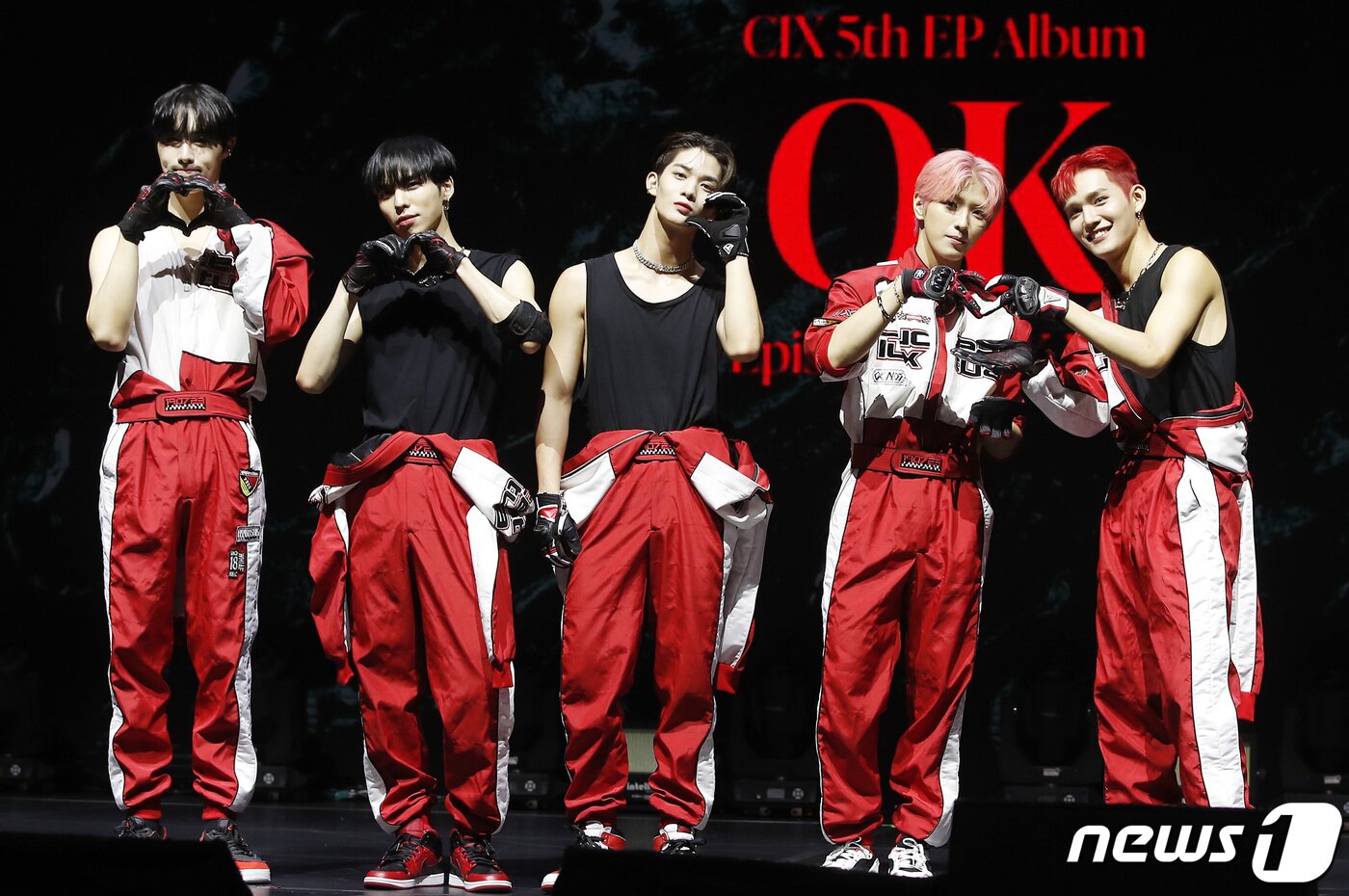 본문 이미지 - 그룹 CIX(씨아이엑스) 현석(왼쪽부터)과 비엑스, 배진영, 용희, 승훈이 22일 오후 서울 서대문구 연세대학교 백주년콘서트홀에서 가진 다섯 번째 미니앨범 '오케이 에피소드 1 : 오케이 낫(OK Episode 1 : OK Not)' 발매 쇼케이스에서 포즈를 취하고 있다. 2022.8.22/뉴스1 ⓒ News1 권현진 기자