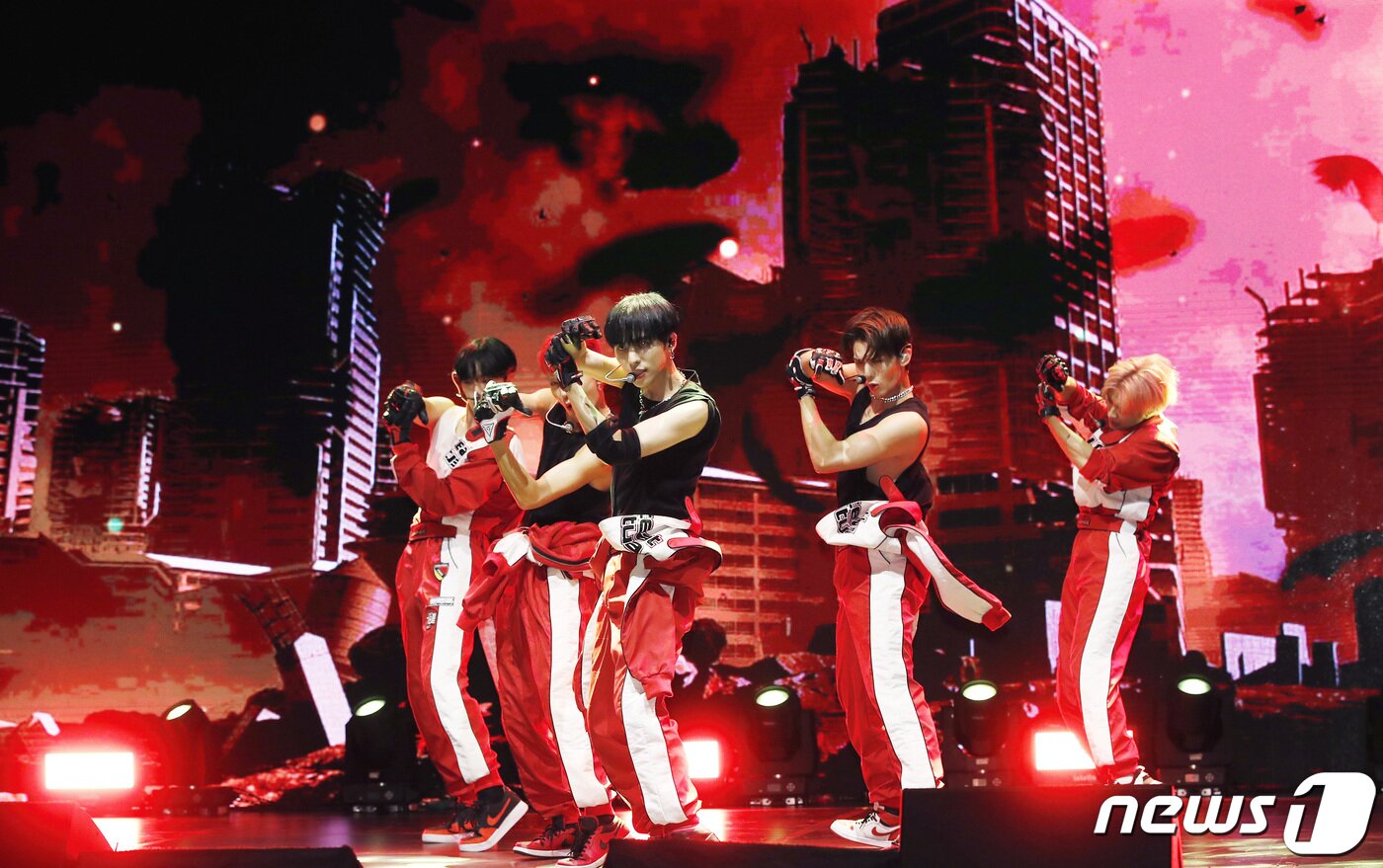 본문 이미지 - 그룹 CIX(씨아이엑스)가 22일 오후 서울 서대문구 연세대학교 백주년콘서트홀에서 가진 다섯 번째 미니앨범 '오케이 에피소드 1 : 오케이 낫(OK Episode 1 : OK Not)' 발매 쇼케이스에서 신곡 '458'을 선보이고 있다. 2022.8.22/뉴스1 ⓒ News1 권현진 기자