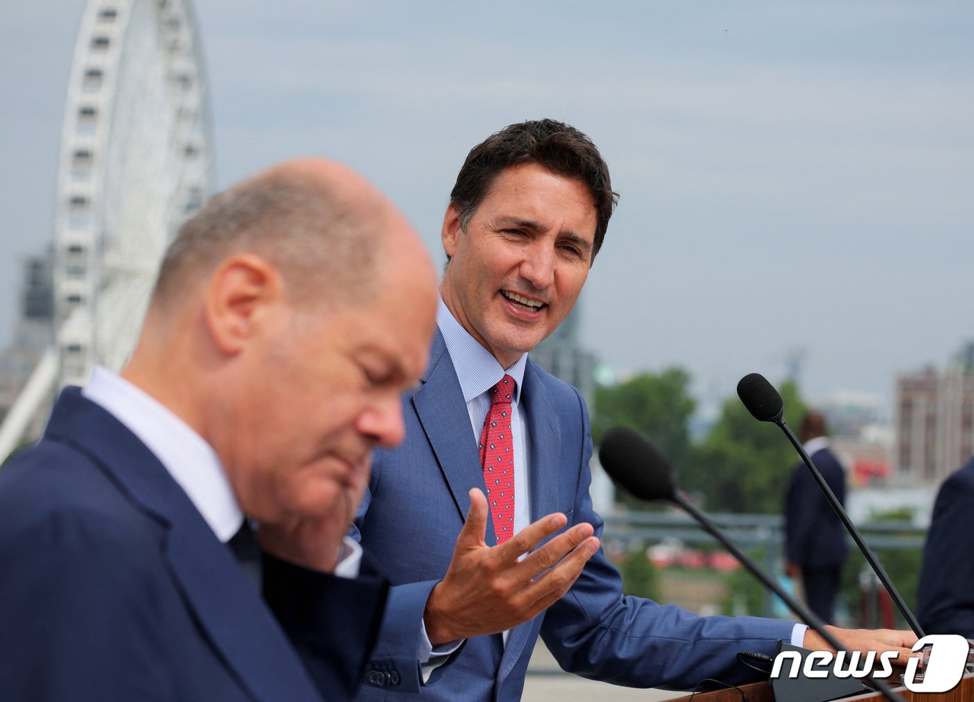 본문 이미지 - 올라프 숄츠 독일 총리와 저스틴 트뤼도 캐나다 초일가 22일&#40;현지시간&#41; 퀘벡주 몬트리올 과학센터에서 공동 기자회견을 하고 있다. 2022. 8. 22. ⓒ 로이터=뉴스1 ⓒ News1 최서윤 기자