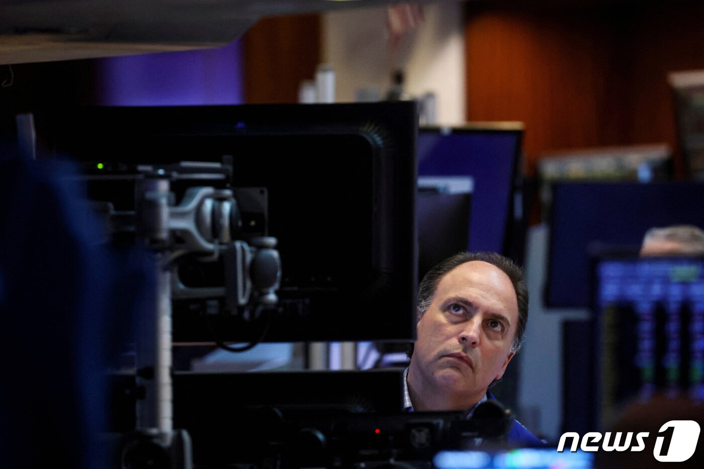 본문 이미지 - NYSE 한 트레이더가 주가 급락에 심각한 표정을 짓고 있다. ⓒ 로이터=뉴스1