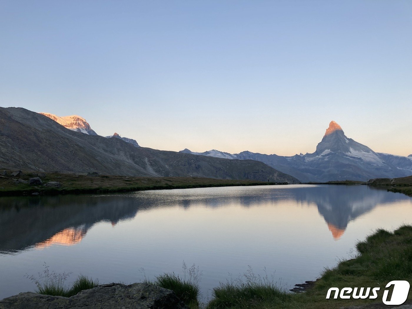 본문 이미지 -  체르마트의 스텔리제에서 바라본 마테호른의 일출  ⓒ 신정숙