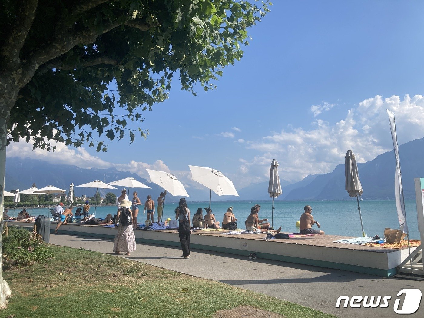 본문 이미지 -  브베 레만호수가에 설치된 우드테크 비치 ⓒ 신정숙