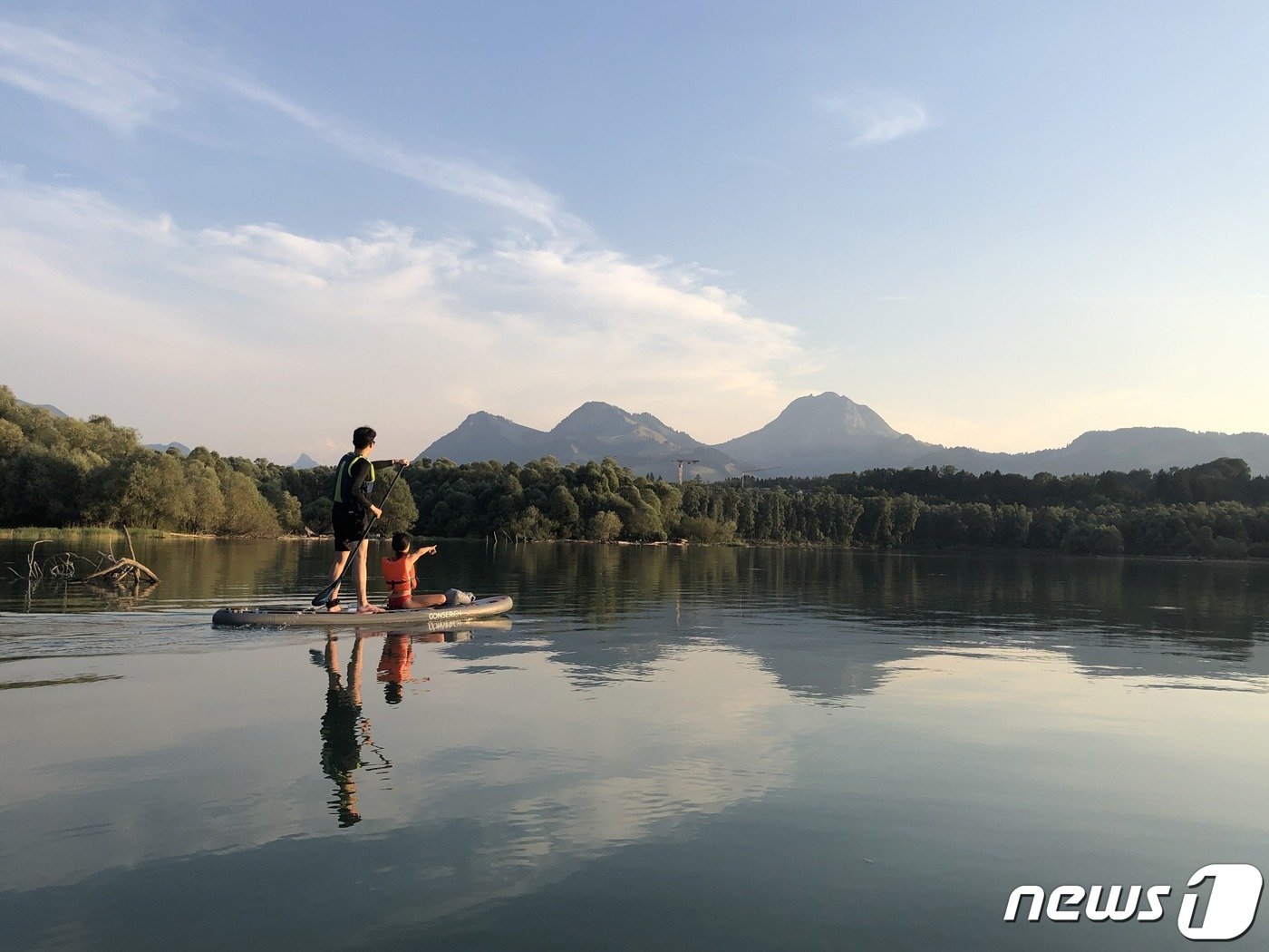 본문 이미지 - 그뤼에르 호수에서의 스탠드업 패들 ⓒ 신정숙 