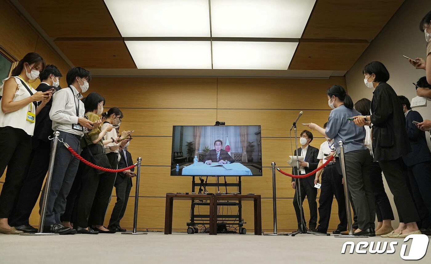 본문 이미지 - 코로나19 확진 판정을 받은 기시다 후미오 일본 총리가 22일 화상 기자회견을 통해 취재진의 질문에 답하고 있다. ⓒ 로이터=뉴스1 ⓒ News1 강민경 기자