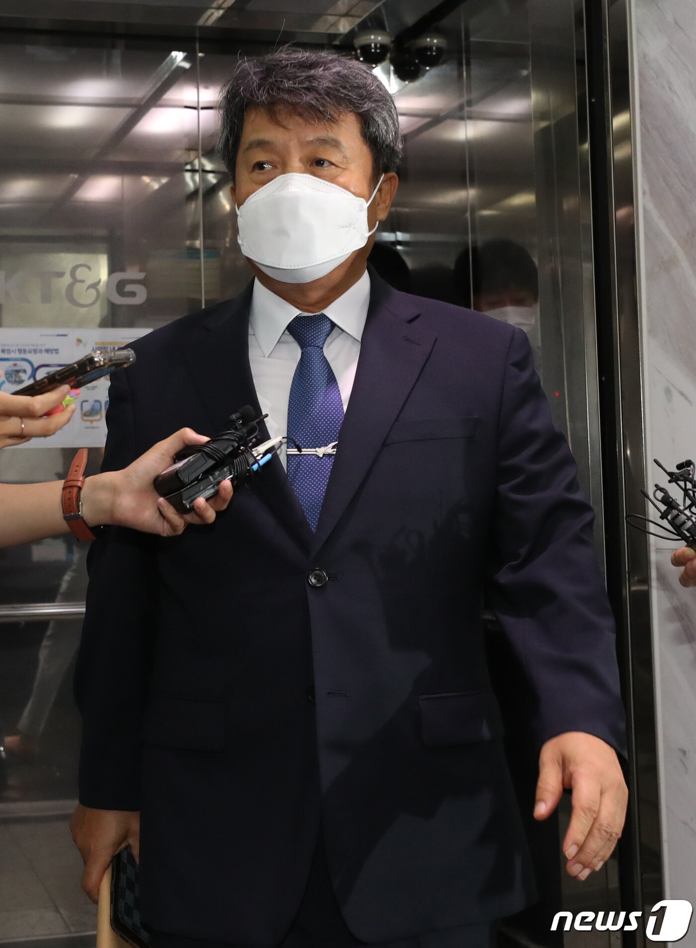 본문 이미지 - 이성용 전 공군참모총장이 23일 오전 공군 성폭력 피해자 고 이예람 중사 사건을 수사하는 서울 서대문구 미근동 안미영 특별검사팀 사무실에 참고인 신분으로 출석하고 있다. (공동취재) 2022.8.23/뉴스1 ⓒ News1 김진환 기자