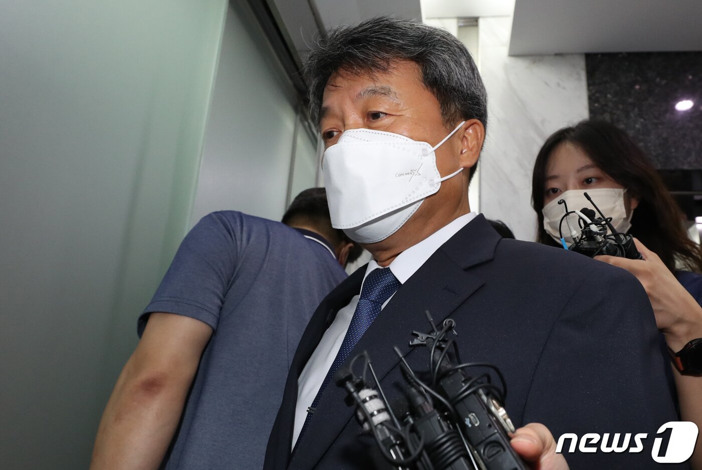 본문 이미지 - 이성용 전 공군참모총장이 23일 오전 공군 성폭력 피해자 고 이예람 중사 사건을 수사하는 서울 서대문구 미근동 안미영 특별검사팀 사무실에 참고인 신분으로 출석하고 있다. (공동취재) 2022.8.23/뉴스1 ⓒ News1 김진환 기자
