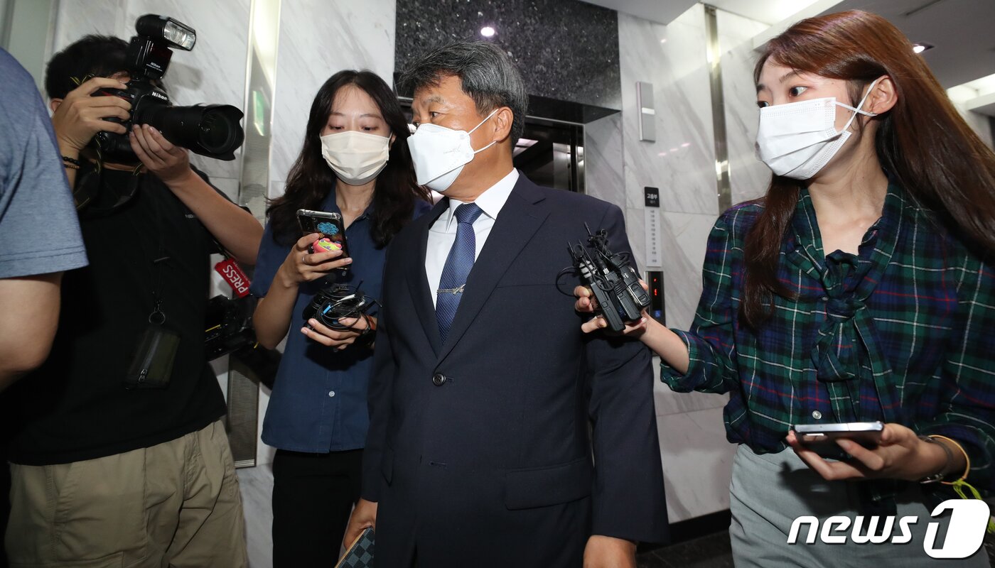 본문 이미지 - 이성용 전 공군참모총장이 23일 오전 공군 성폭력 피해자 고 이예람 중사 사건을 수사하는 서울 서대문구 미근동 안미영 특별검사팀 사무실에 참고인 신분으로 출석하고 있다. (공동취재) 2022.8.23/뉴스1 ⓒ News1 김진환 기자