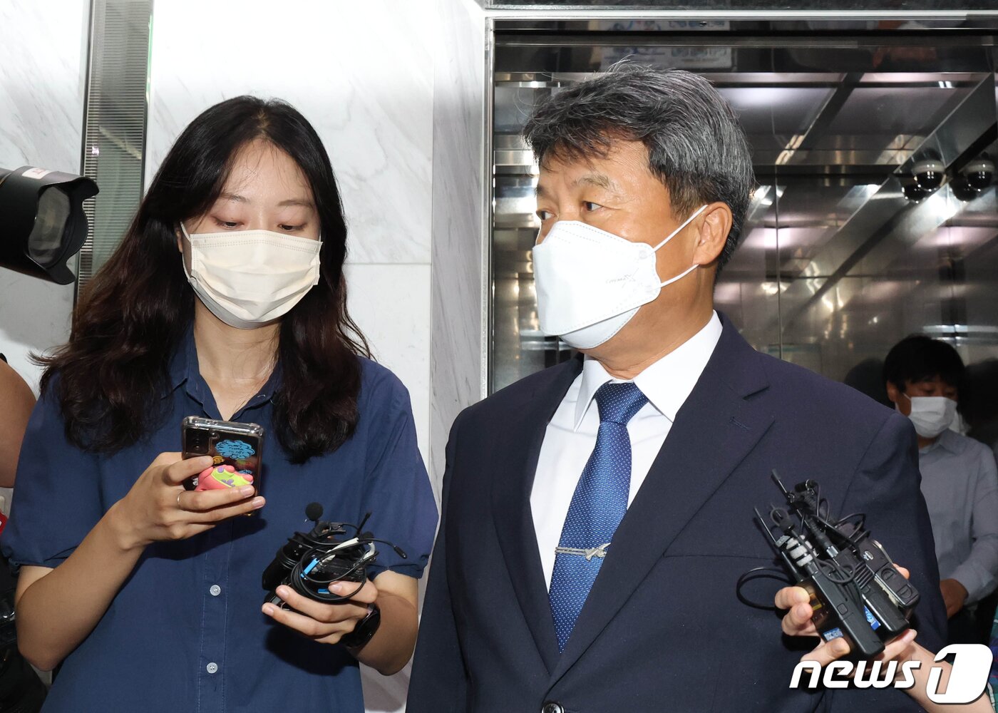 본문 이미지 - 이성용 전 공군참모총이 23일 서울 서대문구 미근동에 마련된 오전 고(故) 이예람 중사 특검 사무실에 출석하고 있다. 이 중사 사망 사건을 수사 중인 특검팀은 이날 10시 이 전 총장을 참고인 신분으로 소환했다. (공동취재) 2022.8.23/뉴스1 ⓒ News1 김진환 기자