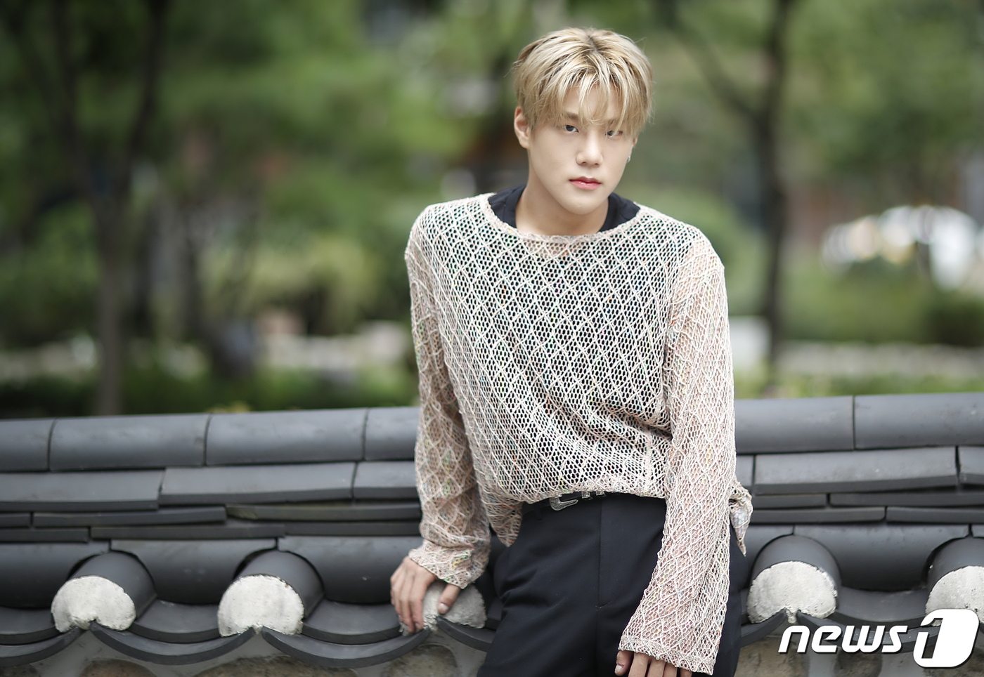 (서울=뉴스1) 권현진 기자 = 그룹 다크비(DKB) 준서가 서울 종로구 인근에서 뉴스1과의 인터뷰에 앞서 포즈를 취하고 있다.다크비는 지난 25일 미니 5집 '어텀'을 발매했다. …