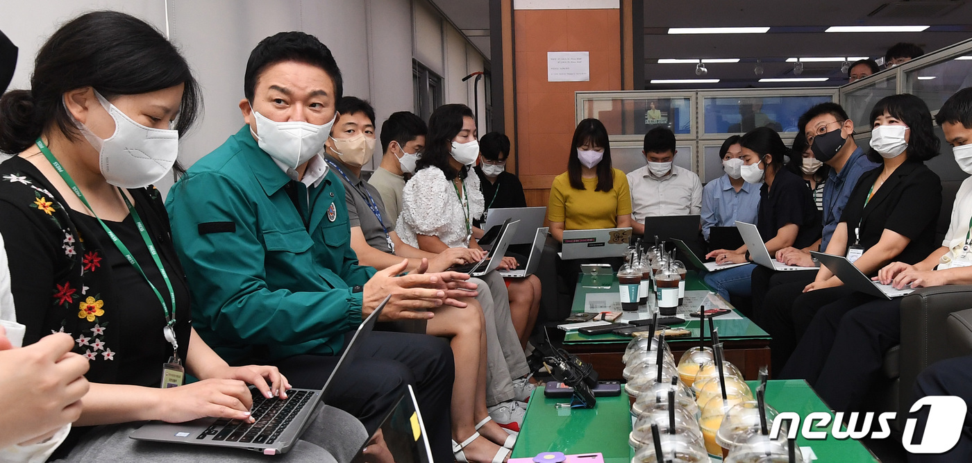 (세종=뉴스1) 김기남 기자 = 원희룡 국토교통부장관이 23일 오전 정부세종청사 국토교통부 기자실을 방문하여 취재진들과 국정현안에 대해 대화를 나누고 있다. 2022.8.23/뉴스 …