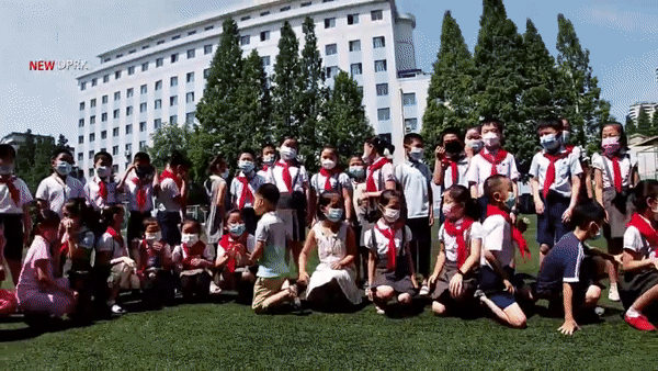 본문 이미지 - 북한 대외선전 매체인 '뉴 DPRK(NEW DPRK)'가 지난 17일 유튜브를 통해 평양 길거리와 소학교(초등학교)에서 마스크를 착용하지 않은 모습을 공개했다. (출처=뉴 DPRK 유튜브 채널)ⓒ News1