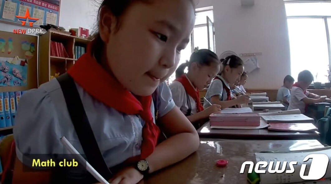 본문 이미지 - 북한 대외선전 매체인 '뉴 DPRK(NEW DPRK)'가 지난 17일 유튜브를 통해 평양 길거리와 소학교(초등학교)에서 마스크를 착용하지 않은 모습을 공개했다. (출처=뉴 DPRK 유튜브 채널)ⓒ News1