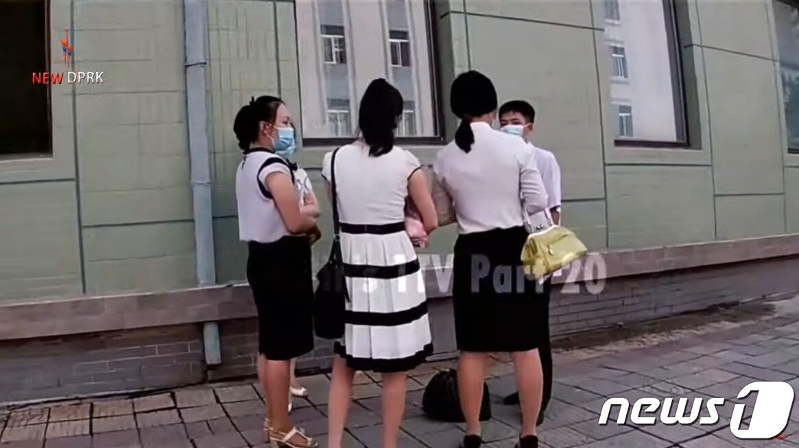본문 이미지 - 북한 대외선전 매체인 '뉴 DPRK(NEW DPRK)'가 지난 17일 유튜브를 통해 평양 길거리와 소학교(초등학교)에서 마스크를 착용하지 않은 모습을 공개했다. 일부 시민들은 여전히 마스크를 착용했다. (출처=뉴 DPRK 유튜브 채널)ⓒ News1
