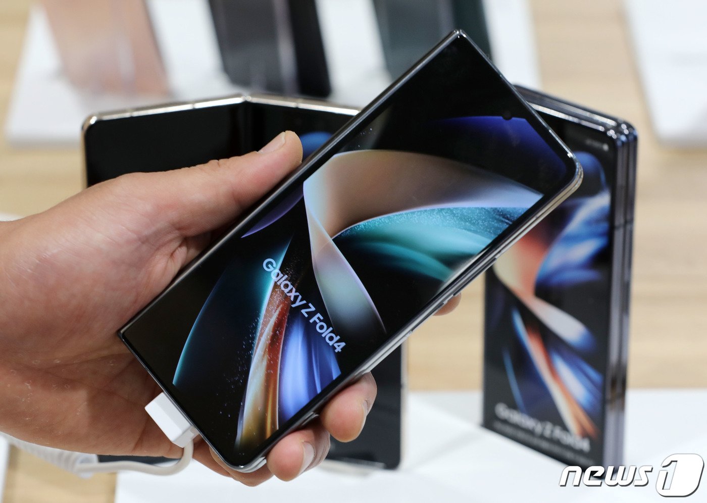 본문 이미지 - 23일 오후 서울 종로구 KT플라자 광화문역점에서 한 고객이 삼성전자의 신제품 폴더블폰 '갤럭시Z폴드4'(폴드4)를 살펴보고 있다. KT와 SKT, LG유플러스 등 통신 3사는 이날 폴드4와 폴립4 사전개통을 시작했다. 제품 공식 출시는 26일이다. 2022.8.23/뉴스1 ⓒ News1 박세연 기자