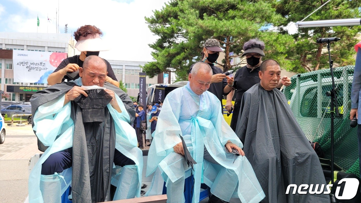 본문 이미지 - 23일 고양시청 앞에서 밀양박씨 대종회 박성훈 회장 등 3명이 고양 추원재 강제철거 방침에 항의하는 삭발식을 진행하고 있다.