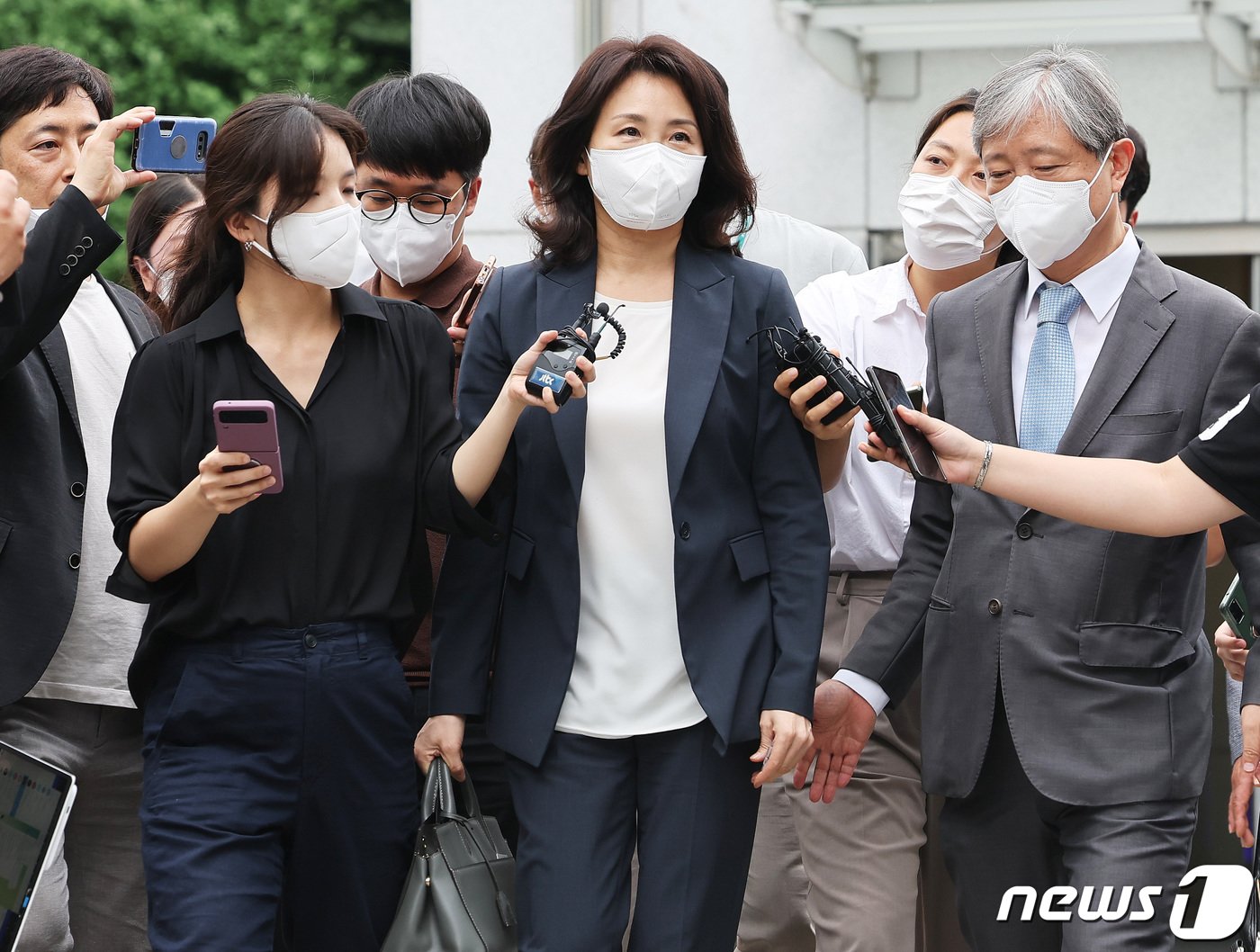 본문 이미지 - 이재명 더불어민주당 의원(인천 계양을)의 배우자 김혜경 씨가 23일 오후 경기 수원시 장안구 경기남부경찰청에 '법인카드 유용 의혹' 관련 조사를 받기 위해 출석하고 있다. (공동취재) 2022.8.23/뉴스1 ⓒ News1 김영운 기자