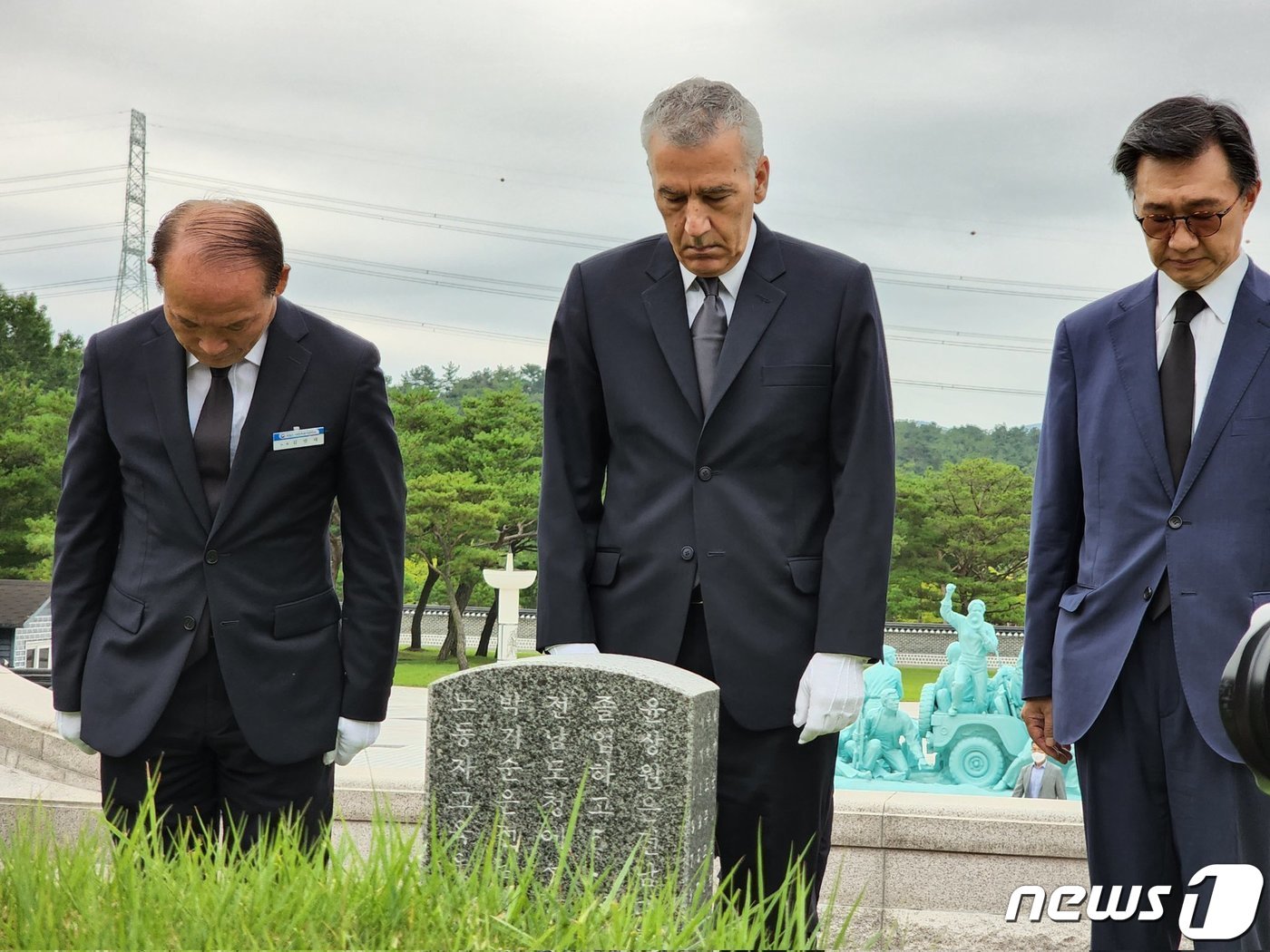 골드버그 주한 미국대사가 23일 오전 광주 북구 운정동 국립5·18민주묘지에서 참배하고 있다. &#40;필립 골드버그 주한 미국대사 트위터&#41; 2022.8.23/뉴스1