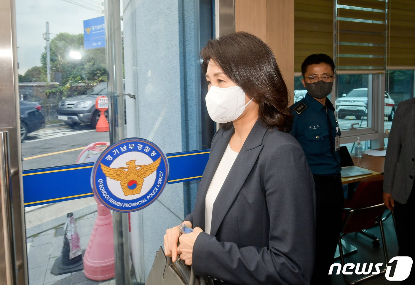 본문 이미지 - 이재명 더불어민주당 의원(인천 계양을)의 배우자 김혜경 씨가 23일 오후 경기 수원시 장안구 경기남부경찰청으로 '법인카드 유용 의혹' 관련 조사를 받기 위해 출석하고 있다.(공동취재) 2022.8.23/뉴스1 ⓒ News1 김영운 기자
