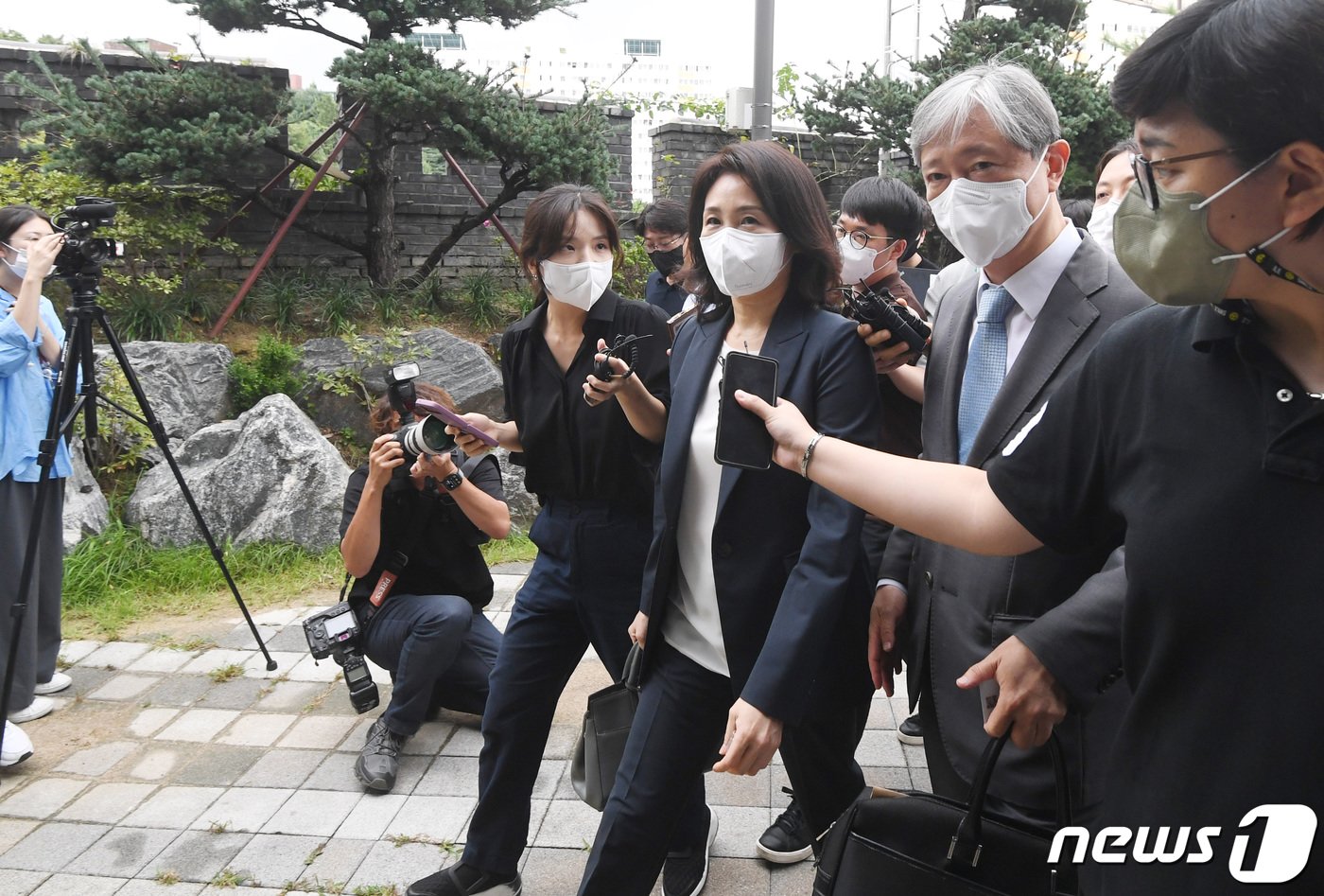 본문 이미지 - 이재명 더불어민주당 의원(인천 계양을)의 배우자 김혜경 씨가 23일 오후 경기 수원시 장안구 경기남부경찰청에 '법인카드 유용 의혹' 관련 조사를 받기 위해 출석하고 있다. (공동취재) 2022.8.23/뉴스1 ⓒ News1 김영운 기자