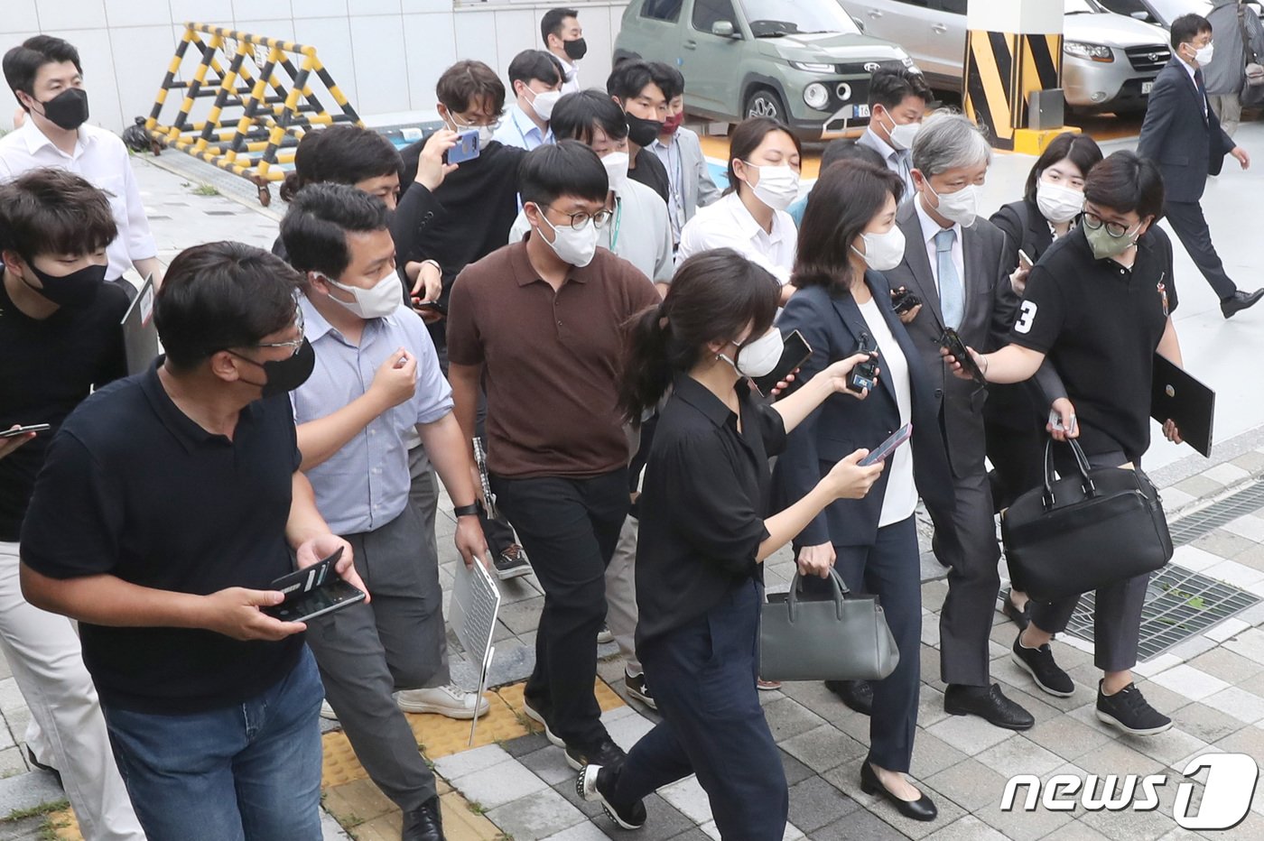 본문 이미지 - 이재명 더불어민주당 의원(인천 계양을)의 배우자 김혜경씨가 23일 오후 경기 수원시 장안구 경기남부경찰청에 '법인카드 유용 의혹' 관련 조사를 받기 위해 출석하고 있다. (공동취재) 2022.8.23/뉴스1 ⓒ News1 김영운 기자