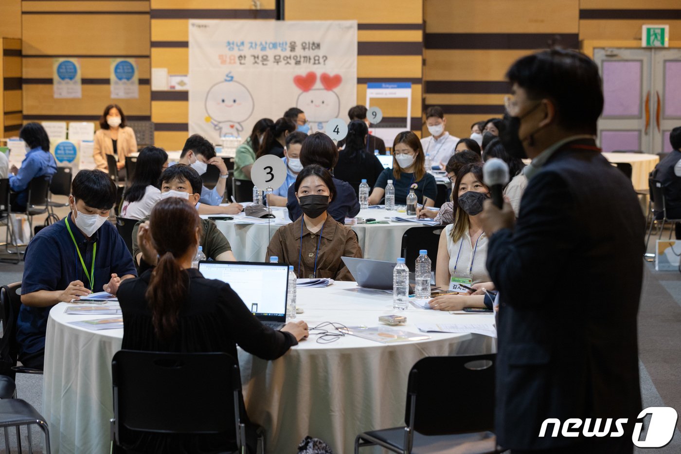 23일 오후 서울 동작구 서울여성플라자에서 서울시자살예방센터 주최로 열린 ‘서울 청년의 생명을 살려라’ 100인 토론회에서 참가자들이 발제를 경청하고 있다. 2022.8.23/뉴스1 ⓒ News1 이재명 기자