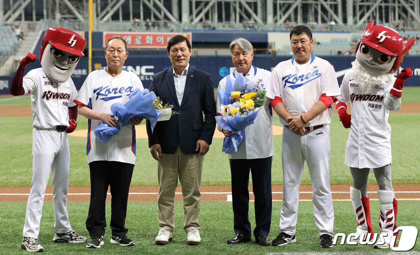 본문 이미지 - 야구의 날을 맞은 23일 오후 고척스카이돔에서 열린 프로야구 '2022 신한은행 SOL KBO리그' KIA 타이거즈와 키움 히어로즈의 경기에 앞서 국가대표팀 감독을 역임한 김인식 감독과 김경문 감독이 허구연 한국야구위원회 총재로부터 공로패를 받은 뒤 포수 진갑용(현 KIA 수석코치)과 기념사진을 찍고 있다. ‘야구의 날’은 대한민국 야구 국가대표팀이 2008년 베이징올림픽에서 9전 전승으로 금메달을 획득한 8월 23일을 기념하기 위해 제정됐으며, 2009년 이후 올해로 14주년을 맞이했다. 2022.8.23/뉴스1 ⓒ News1 이동해 기자