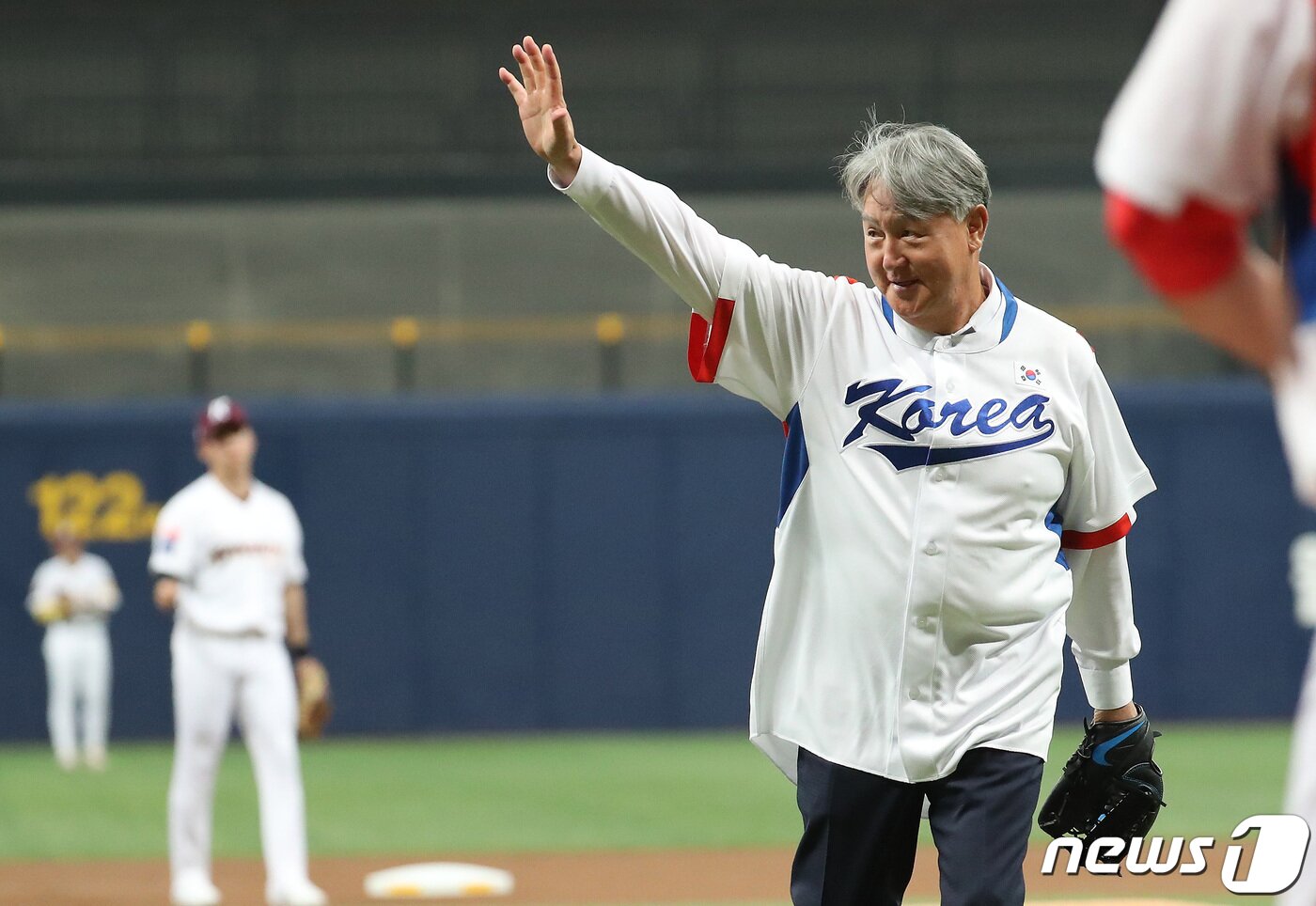 본문 이미지 - 야구의 날을 맞은 23일 오후 고척스카이돔에서 열린 프로야구 '2022 신한은행 SOL KBO리그' KIA 타이거즈와 키움 히어로즈의 경기에 앞서 김경문 전 국가대표팀 감독이 시구를 마친 뒤 손인사를 하고 있다. 2022.8.23/뉴스1 ⓒ News1 이동해 기자