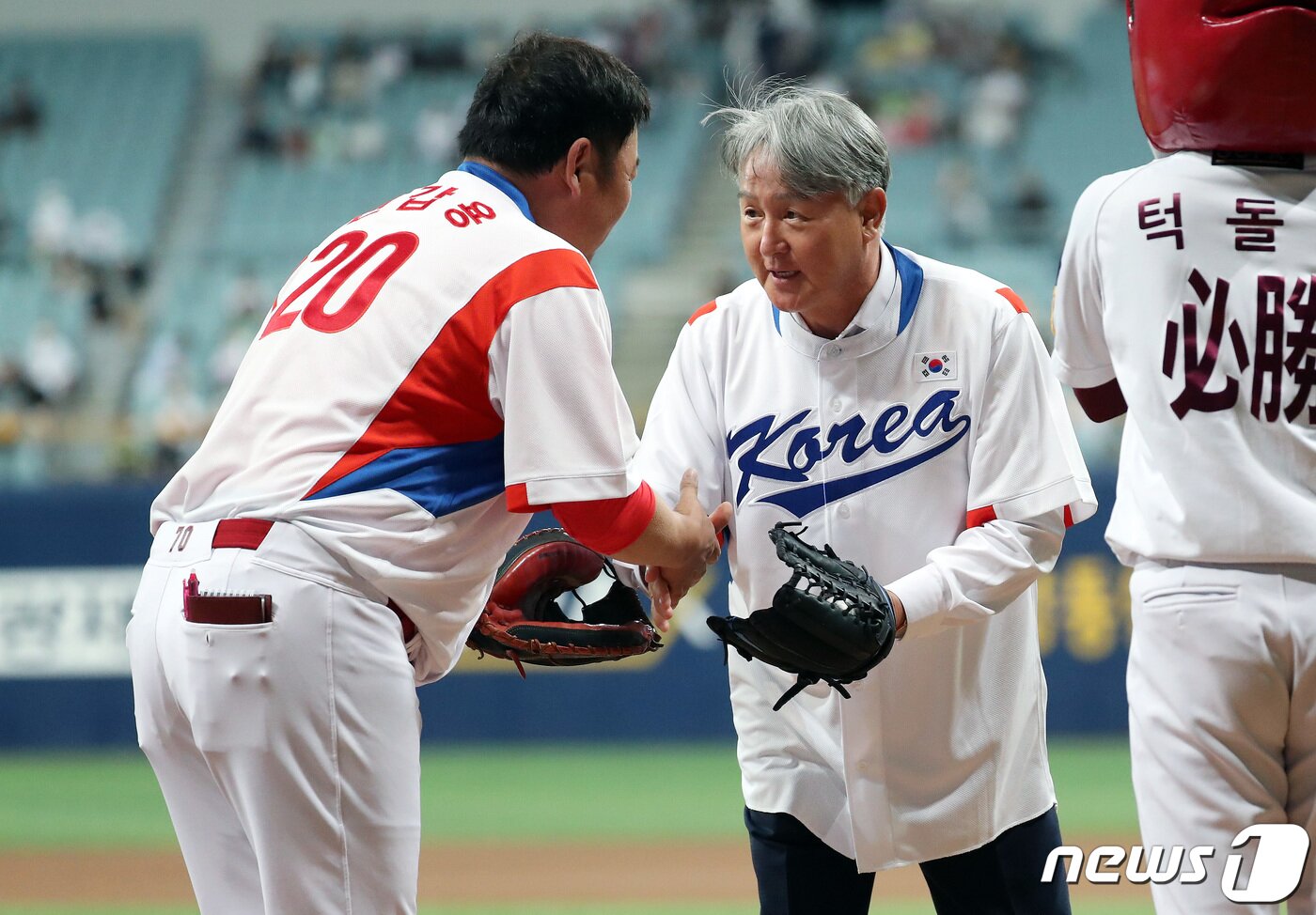 본문 이미지 - 야구의 날을 맞은 23일 오후 고척스카이돔에서 열린 프로야구 '2022 신한은행 SOL KBO리그' KIA 타이거즈와 키움 히어로즈의 경기에 앞서 김경문 전 국가대표팀 감독이 시구를, 포수 진갑용(현 KIA 수석코치)이 시포한 뒤 인사하고 있다. 2022.8.23/뉴스1 ⓒ News1 이동해 기자