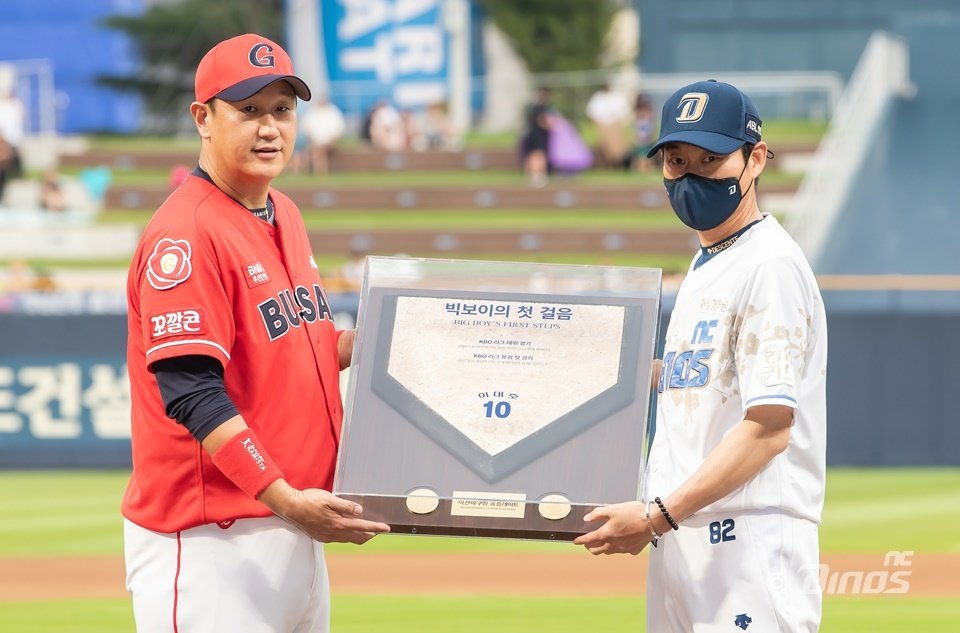 이대호&#40;왼쪽&#41;가 23일 KBO리그 창원 롯데 자이언츠-NC 다이노스 경기를 앞두고 진행된 은퇴투어 행사에서 강인권 감독대행으로부터 기념 선물을 받았다.&#40;NC 다이노스 제공&#41;