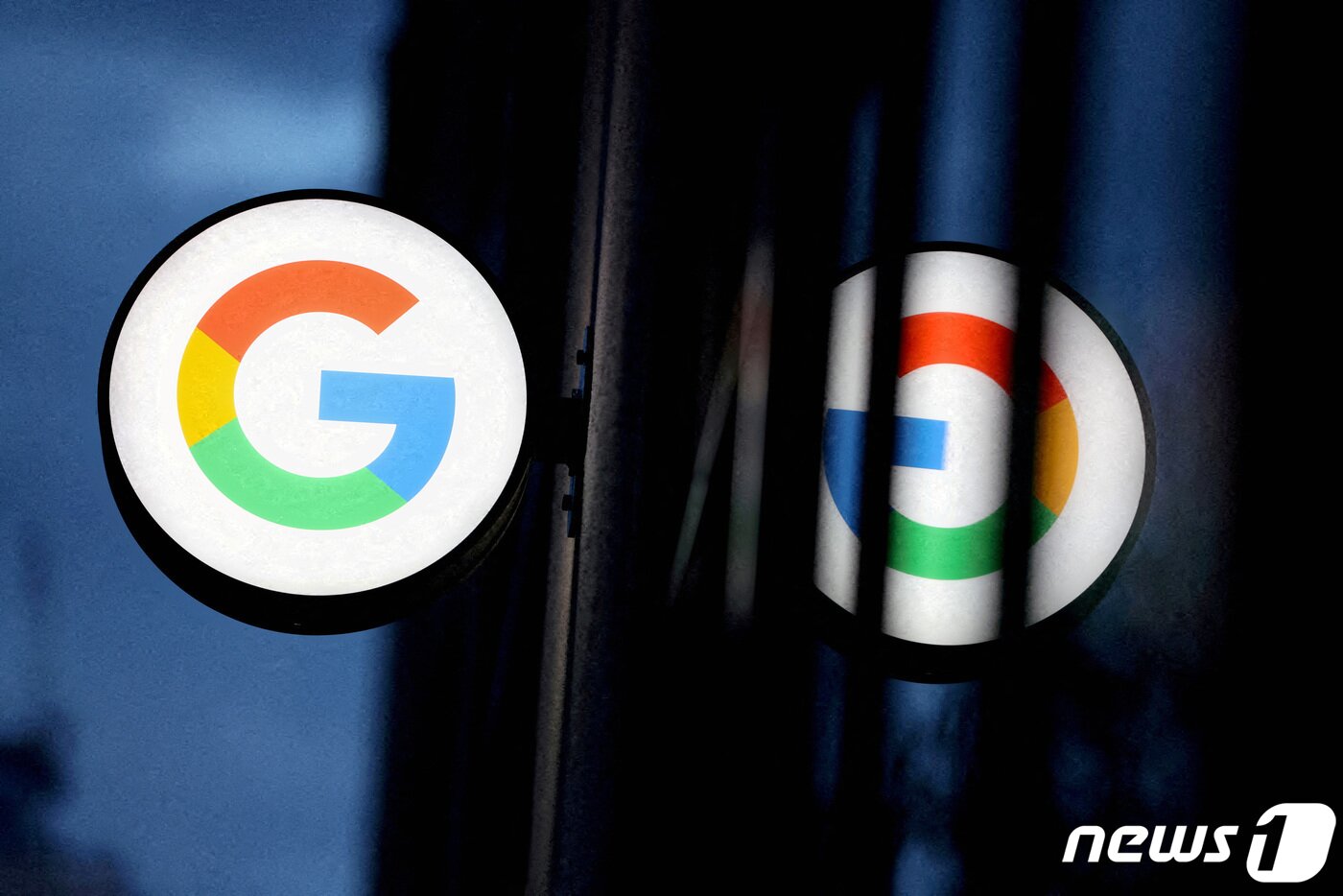 본문 이미지 - 미국 뉴욕에 위치한 구글 스토어 첼시에 구글 로고가 보인다. 2021.11.17. ⓒ 로이터=뉴스1 ⓒ News1 정윤영 기자