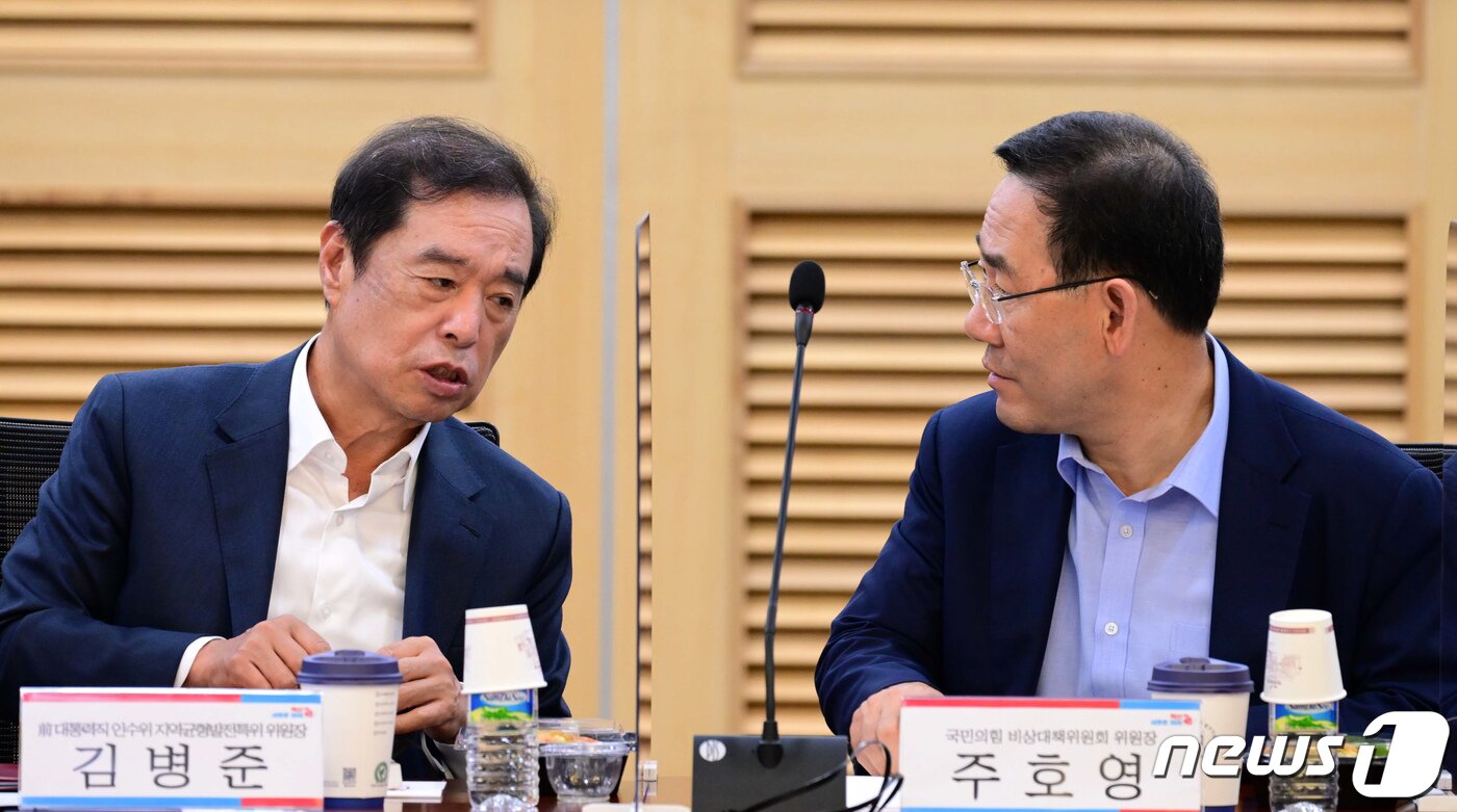본문 이미지 - 주호영 국민의힘 비상대책위원장(오른쪽)과 김병준 국민대 명예교수(전 대통령직 인수위원회 지역균형발전특 위원장)가 24일 오전 서울 여의도 국회 의원회관에서 '자유와 체제변화, 그리고 가치정당의 문제'를 주제로 열린 국민의힘 공부모임 새로운 미래 혁신24 주최 세미나에서 이야기를 나누고 있다. (공동취재) 2022.8.24/뉴스1 ⓒ News1 유승관 기자
