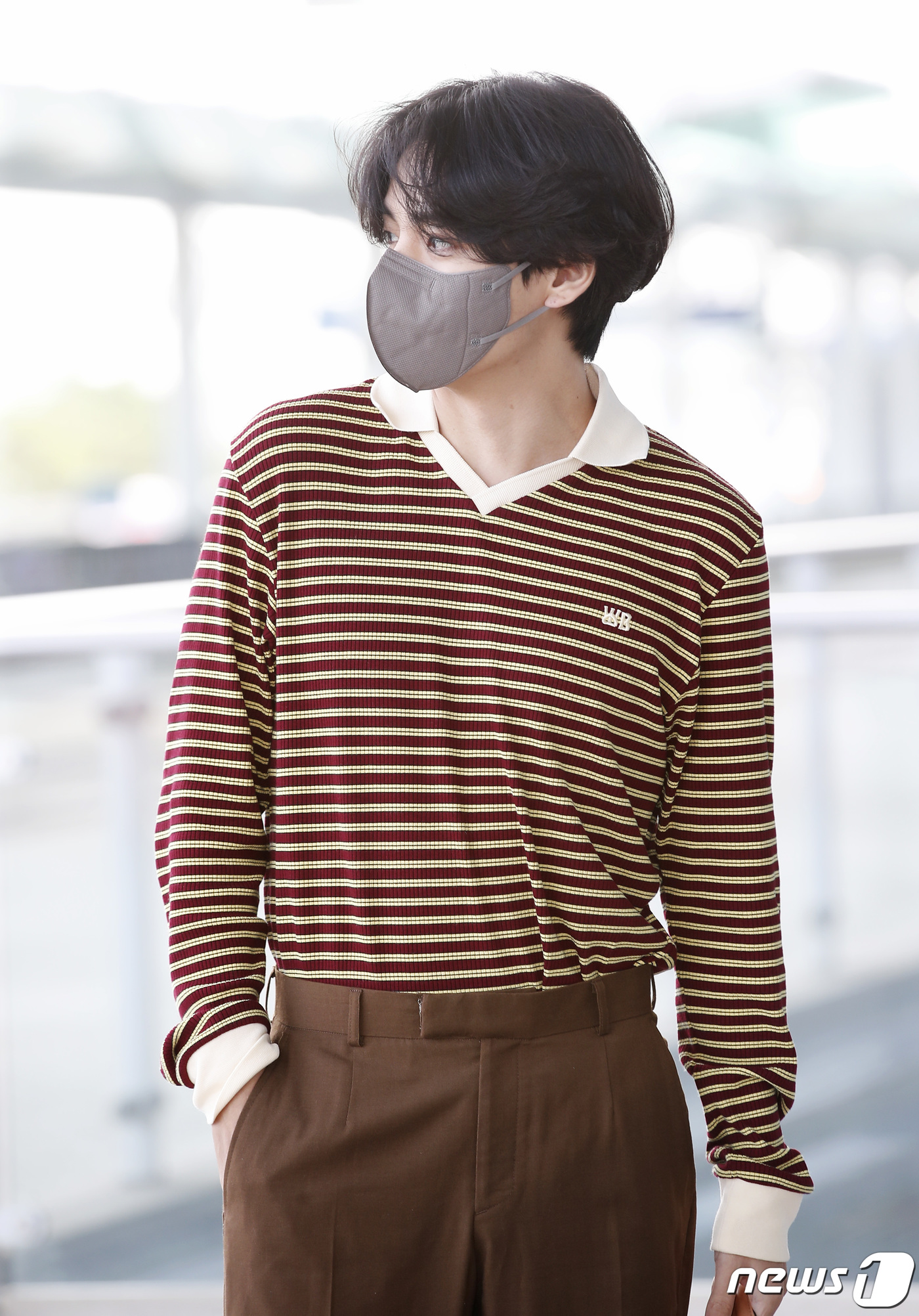 (인천공항=뉴스1) 권현진 기자 = 방탄소년단(BTS) 뷔가 개인 일정차 24일 오전 인천국제공항에 도착해 미국 뉴욕으로 출국하고 있다. 2022.8.24/뉴스1