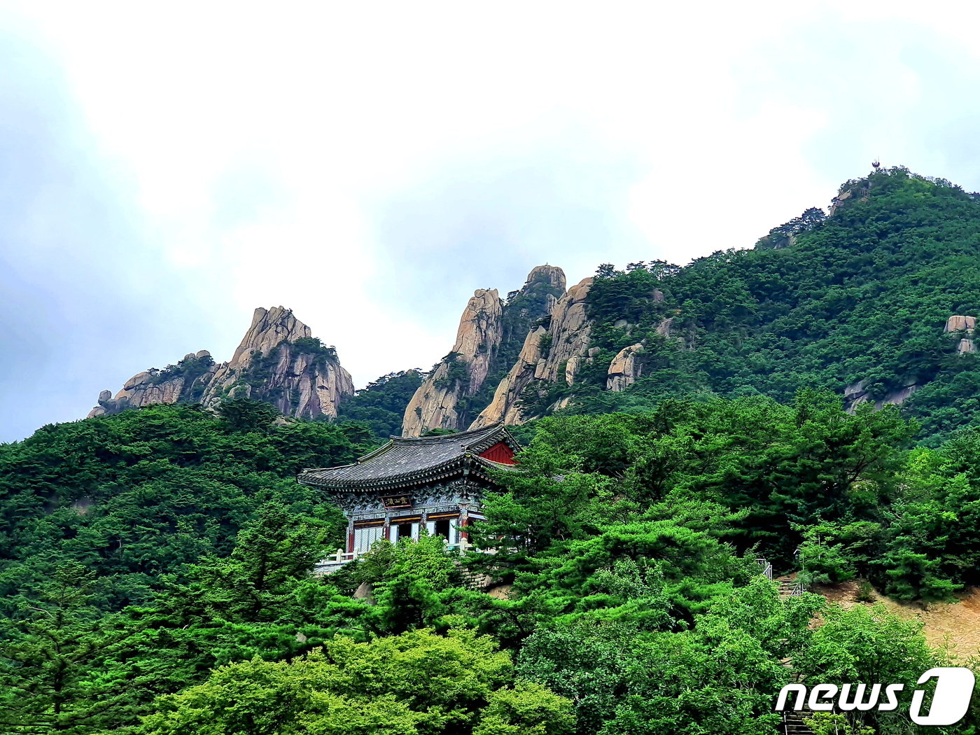 망월사 영산전. 영산전을 호위하듯 우뚝하게 서있는 도봉산 정상의 바위봉우리들. 산의 기운이 이곳에 집중되는 모습이다