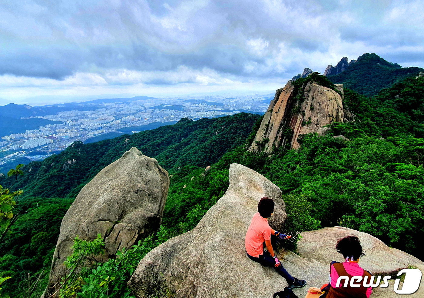 포대능선에서. 포대능선 바위에 올라 웅장한 도봉산과 북서울 시내를 바라보는 사람들